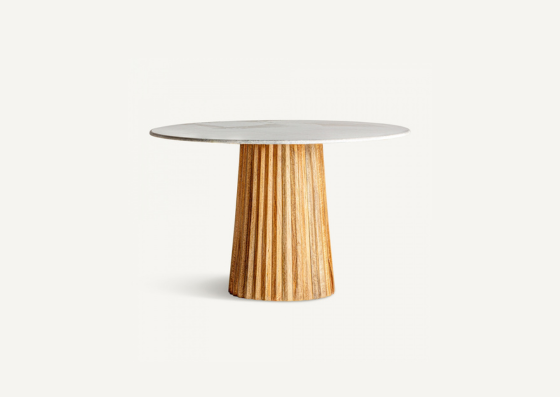 Mesa pata madera plisada y tablero de mármol blanco